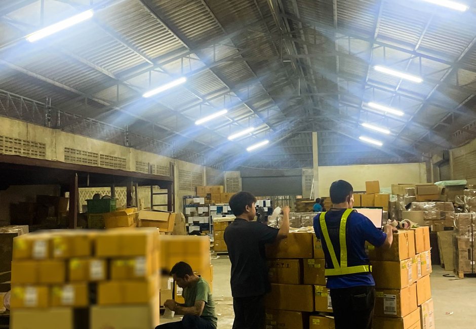 Palletized parcel handling and cushioning in distribution warehouse