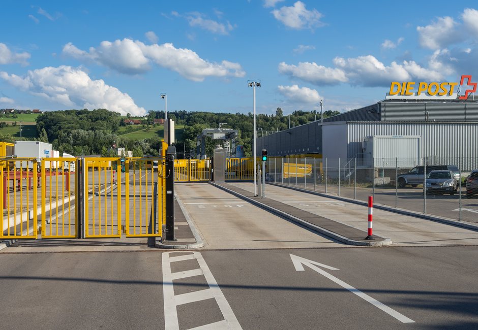 Automated parcel sorting center in full operation