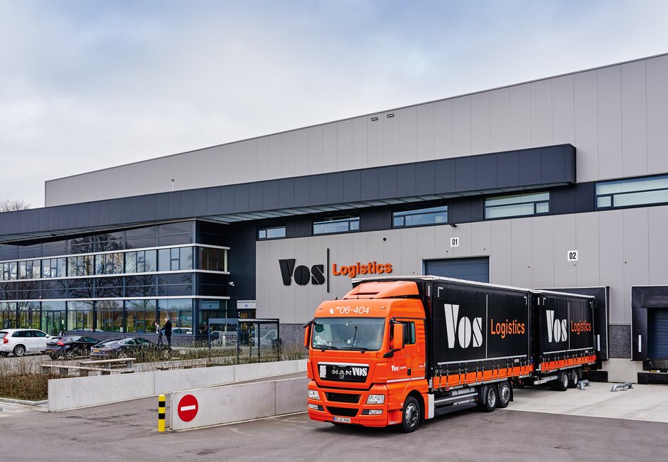 Regional distribution hub loading overnight linehaul freight